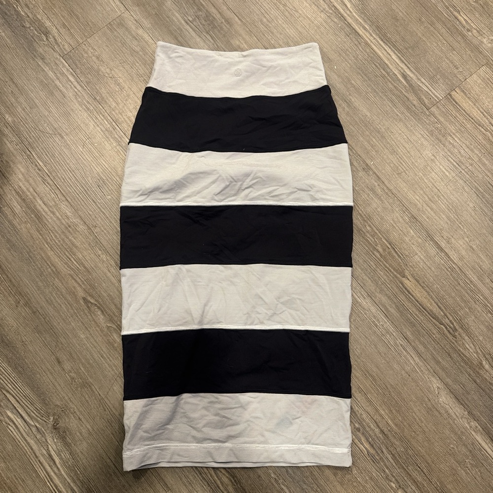Lululemon Athletica Black and White Pencil Skirt